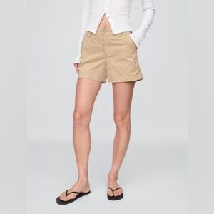 GAP Downtown Khaki 4 inch Cotton Mid Rise Straight Leg Beige Summer Shorts 10